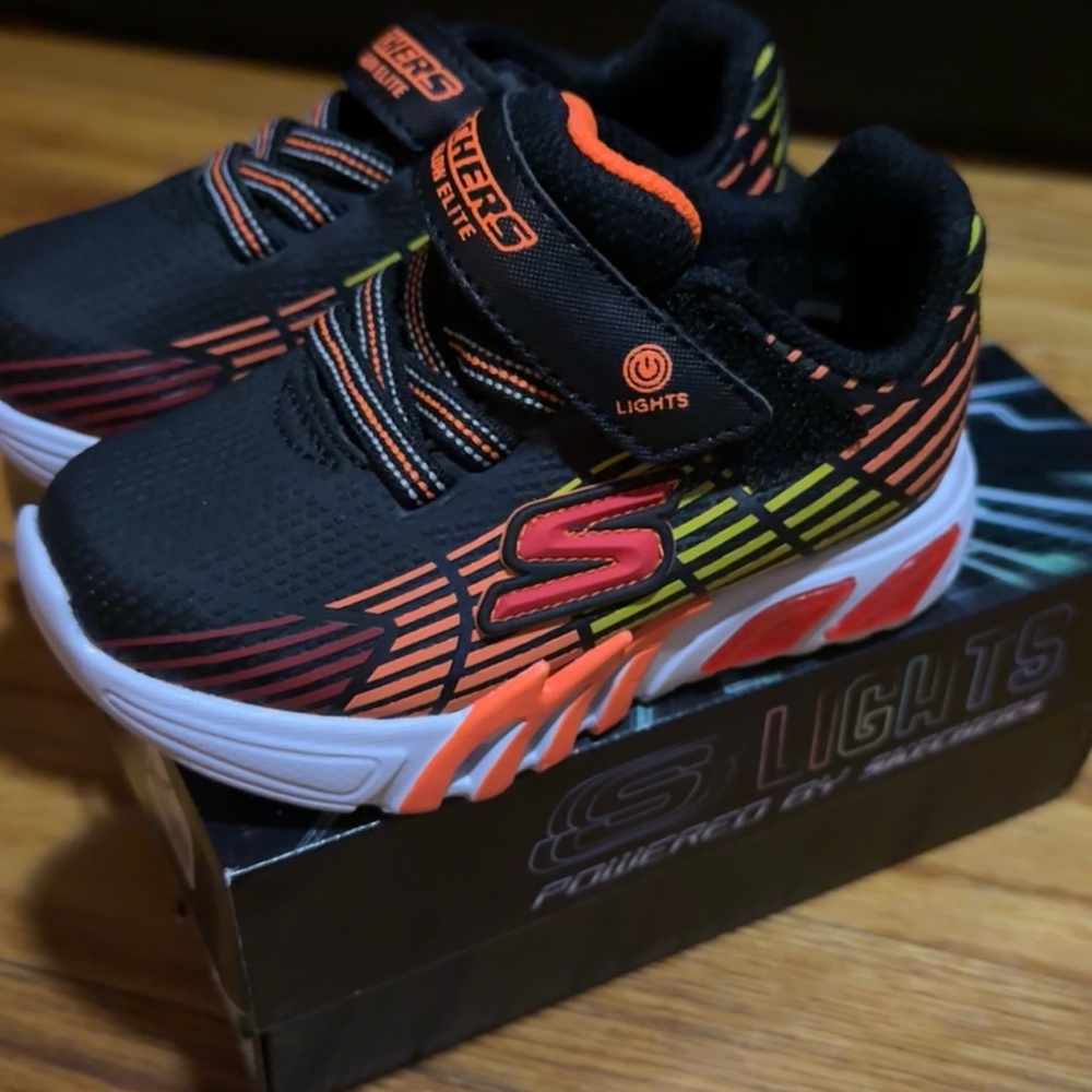 Toddler boy light up sketchers size 7 NWT